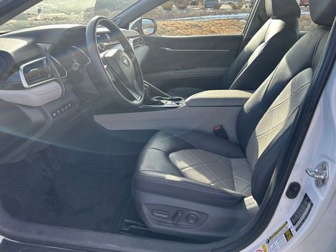 Used 2018 Toyota Camry XLE image 12