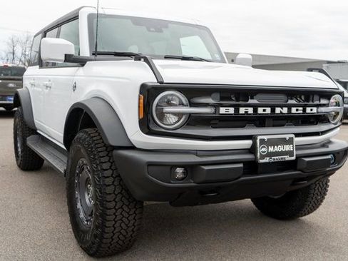 New 2025 Ford Bronco Outer Banks w/ Sasquatch Package AWD/4WD image 4