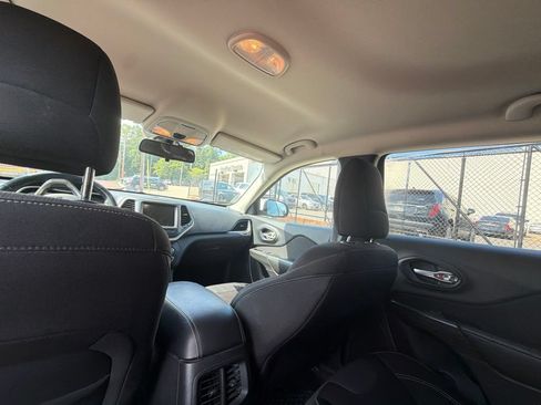 Used 2015 Jeep Cherokee Latitude w/ Cold Weather Group FWD image 12