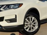 Used 2020 Nissan Rogue SV image 2