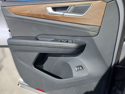 Used 2025 Volkswagen Atlas SE image 19