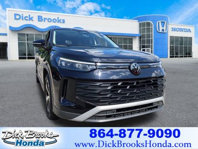 Used 2025 Volkswagen Tiguan SE w/ Panoramic Sunroof Package