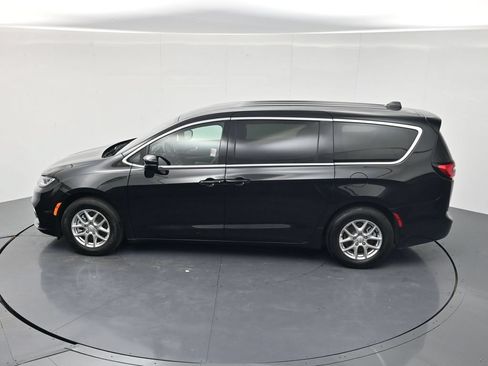 Used 2026 Chrysler Pacifica Select FWD image 40
