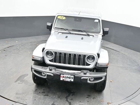 Used 2024 Jeep Wrangler Sahara image 28