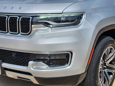 Used 2022 Jeep Wagoneer Series III AWD/4WD image 10