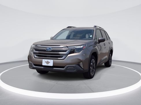 Used 2025 Subaru Forester Premium AWD/4WD image 3