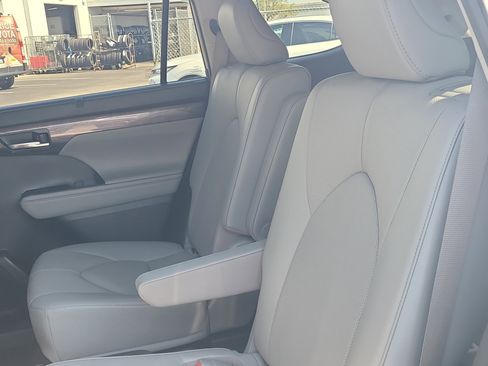 Used 2023 Toyota Highlander Limited image 17