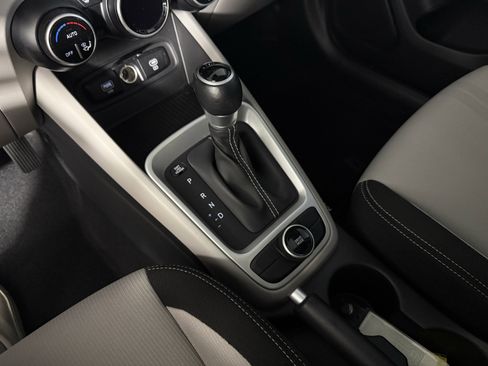 Used 2024 Hyundai Venue SEL image 13