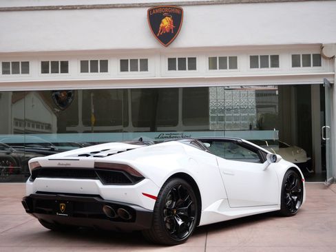 Used 2017 Lamborghini Huracan LP 580-2 RWD image 4