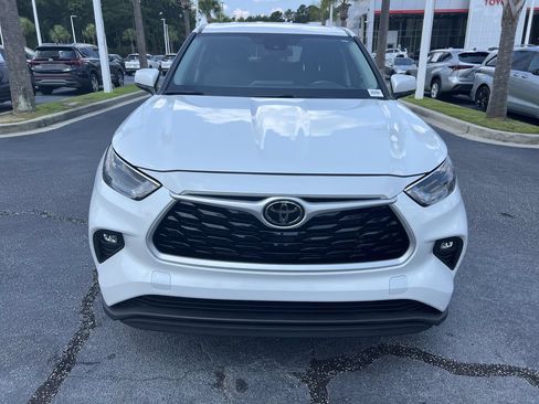 Used 2023 Toyota Highlander LE FWD image 3