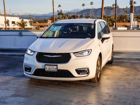 Used 2023 Chrysler Pacifica Touring-L image 4