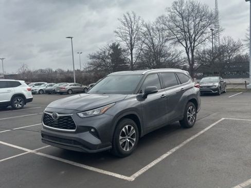 Used 2020 Toyota Highlander XLE image 2