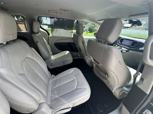 Used 2021 Chrysler Pacifica Touring-L FWD image 11