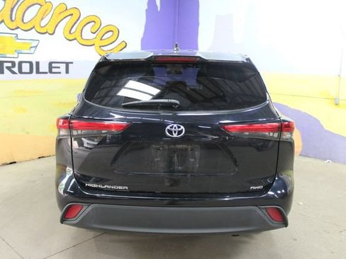 Used 2022 Toyota Highlander L AWD/4WD image 7