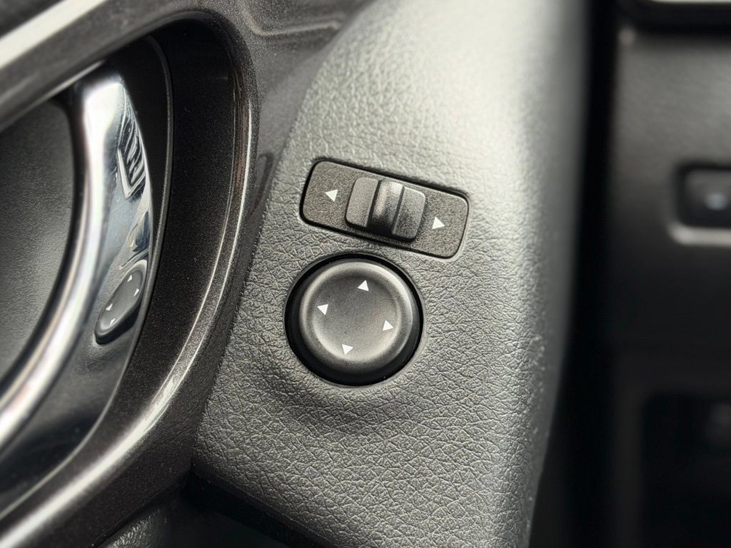 Used 2018 Nissan Rogue SV AWD/4WD image 20