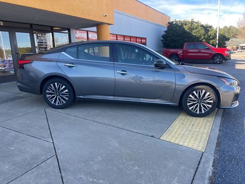 Used 2024 Nissan Altima 2.5 SV image 3