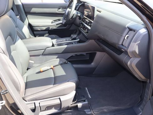 Used 2026 Nissan Pathfinder SL w/ SL Premium Package FWD image 18