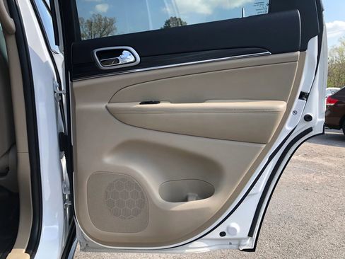 Used 2020 Jeep Grand Cherokee Limited w/ Luxury Group II image 18