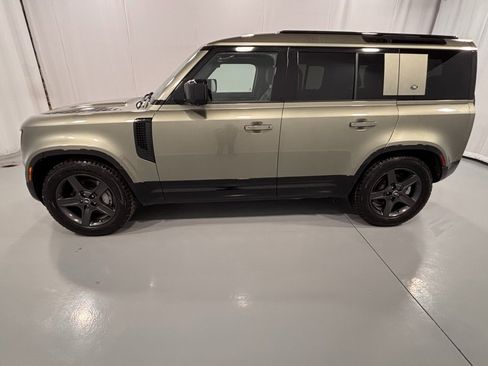 Used 2024 Land Rover Defender 110 X-Dynamic SE image 9