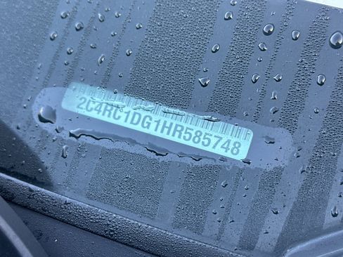 Used 2017 Chrysler Pacifica Touring image 2