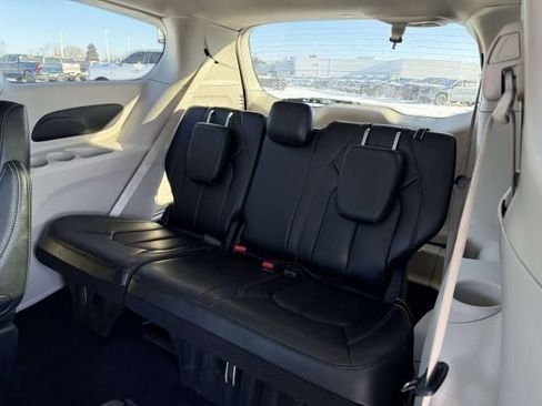 Used 2023 Chrysler Pacifica Touring-L image 14