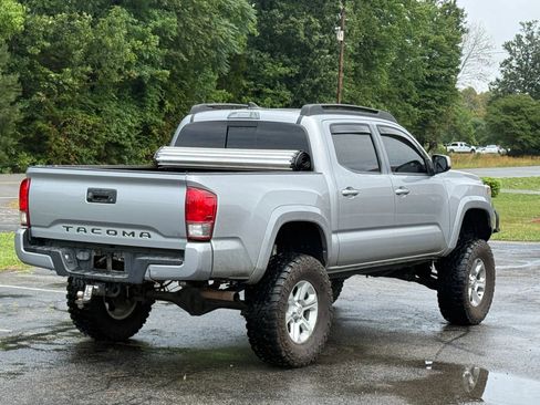 Used 2017 Toyota Tacoma TRD Sport w/ Tow Package (A/T) AWD/4WD image 4