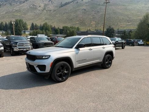 Used 2023 Jeep Grand Cherokee Altitude AWD/4WD image 1