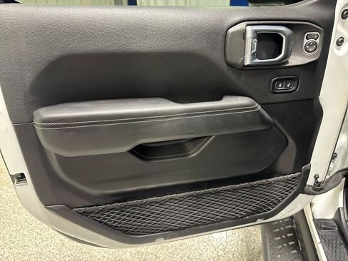 Used 2021 Jeep Wrangler Unlimited Sahara w/ Cold Weather Group AWD/4WD image 16