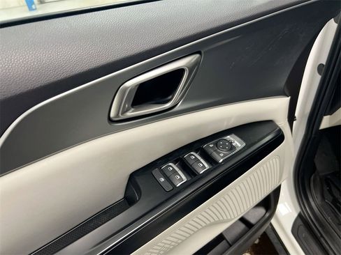 Used 2023 Kia Carnival LX image 20