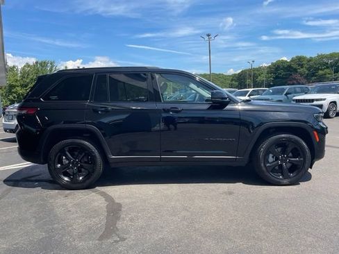 Used 2023 Jeep Grand Cherokee Limited w/ Black Appearance Package AWD/4WD image 4