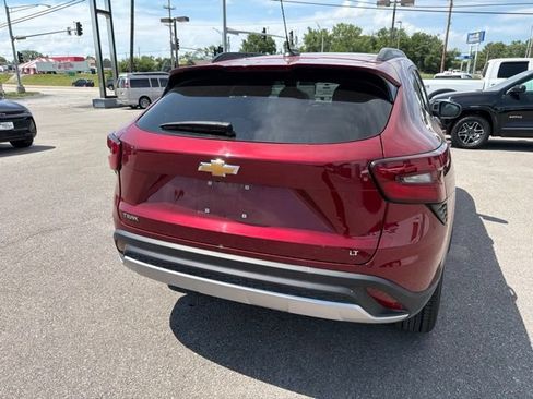 Used 2025 Chevrolet Trax LT FWD image 18
