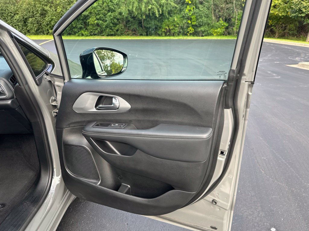 Used 2025 Chrysler Pacifica Limited FWD image 21