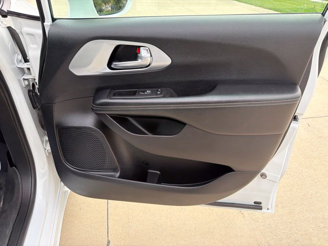 Used 2019 Chrysler Pacifica Touring Plus w/ S Appearance Package FWD image 27