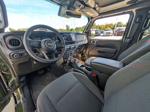 Used 2024 Jeep Wrangler Unlimited Rubicon w/ Capability Package image 14