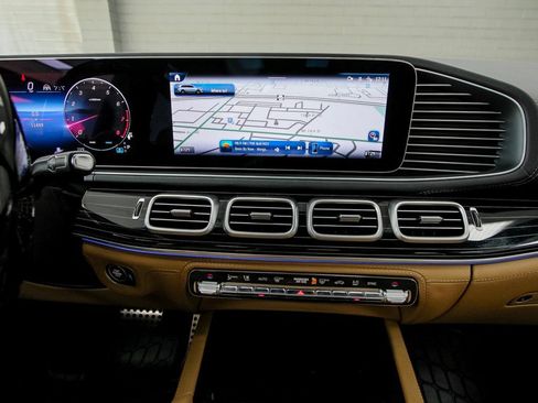 Used 2024 Mercedes-Benz GLS 580 4MATIC image 19