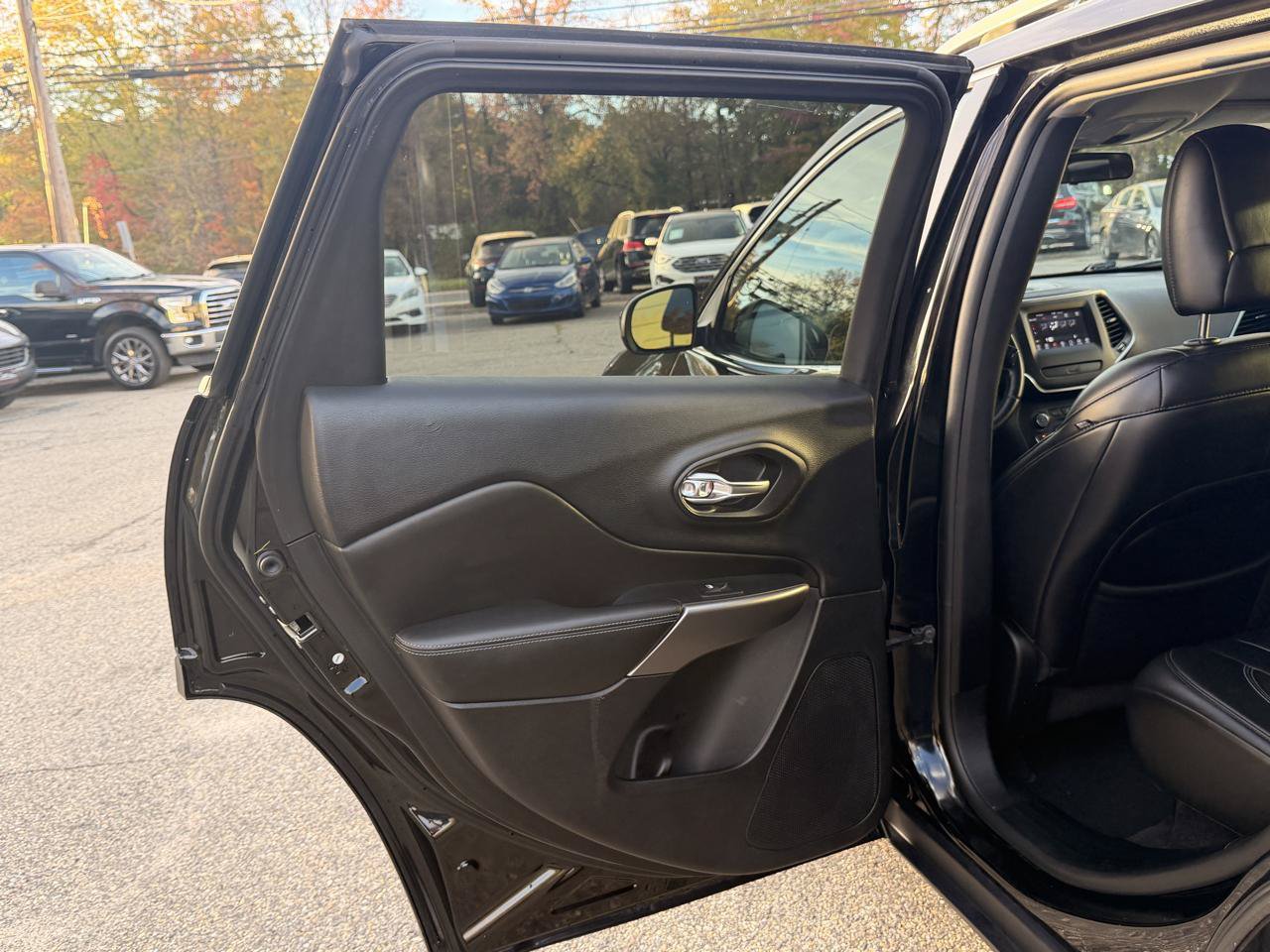 Used 2019 Jeep Cherokee Latitude Plus AWD/4WD image 18