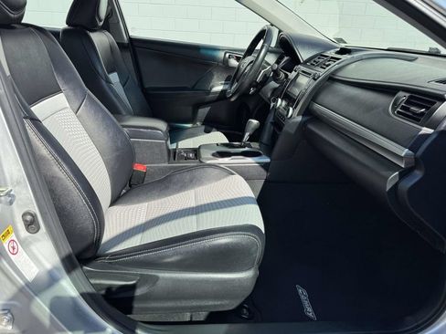 Used 2014 Toyota Camry SE w/ Moonroof Package FWD image 13