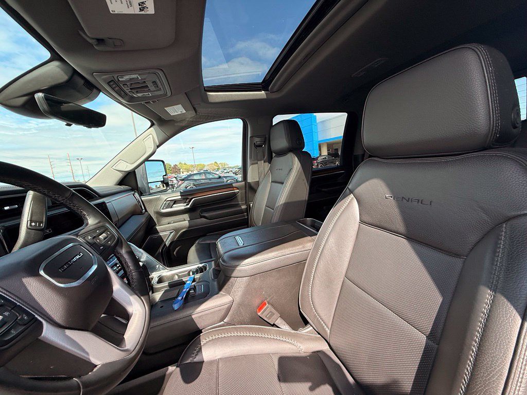 Used 2025 GMC Sierra 2500 Denali w/ Technology Package AWD/4WD image 8