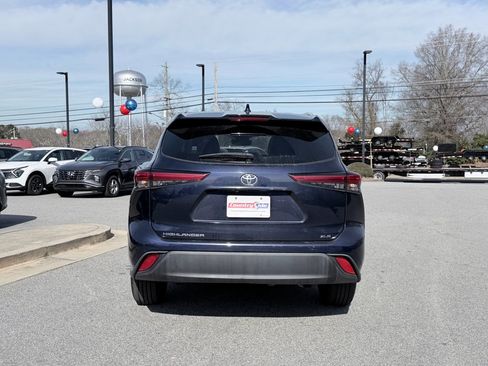 Used 2022 Toyota Highlander XLE image 8