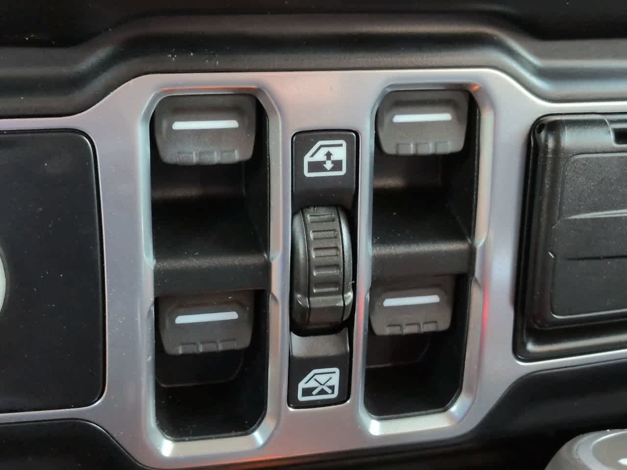 Used 2020 Jeep Wrangler Unlimited Sahara w/ Cold Weather Group AWD/4WD image 23