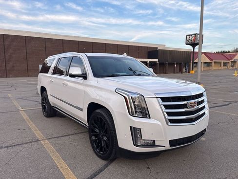 Used 2018 Cadillac Escalade ESV Premium Luxury image 10