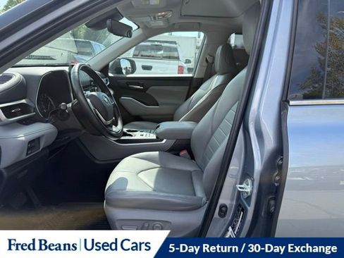 Used 2022 Toyota Highlander XLE AWD/4WD image 18