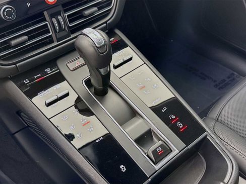Certified 2025 Porsche Macan AWD/4WD image 19
