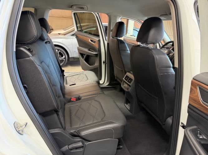 Used 2025 Volkswagen Atlas SE FWD image 29