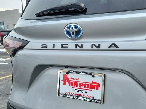 Used 2024 Toyota Sienna LE image 6
