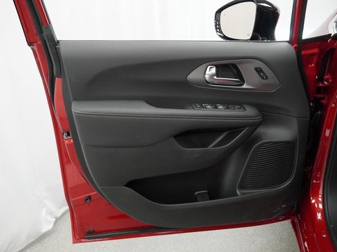 Certified 2025 Chrysler Pacifica Select image 35