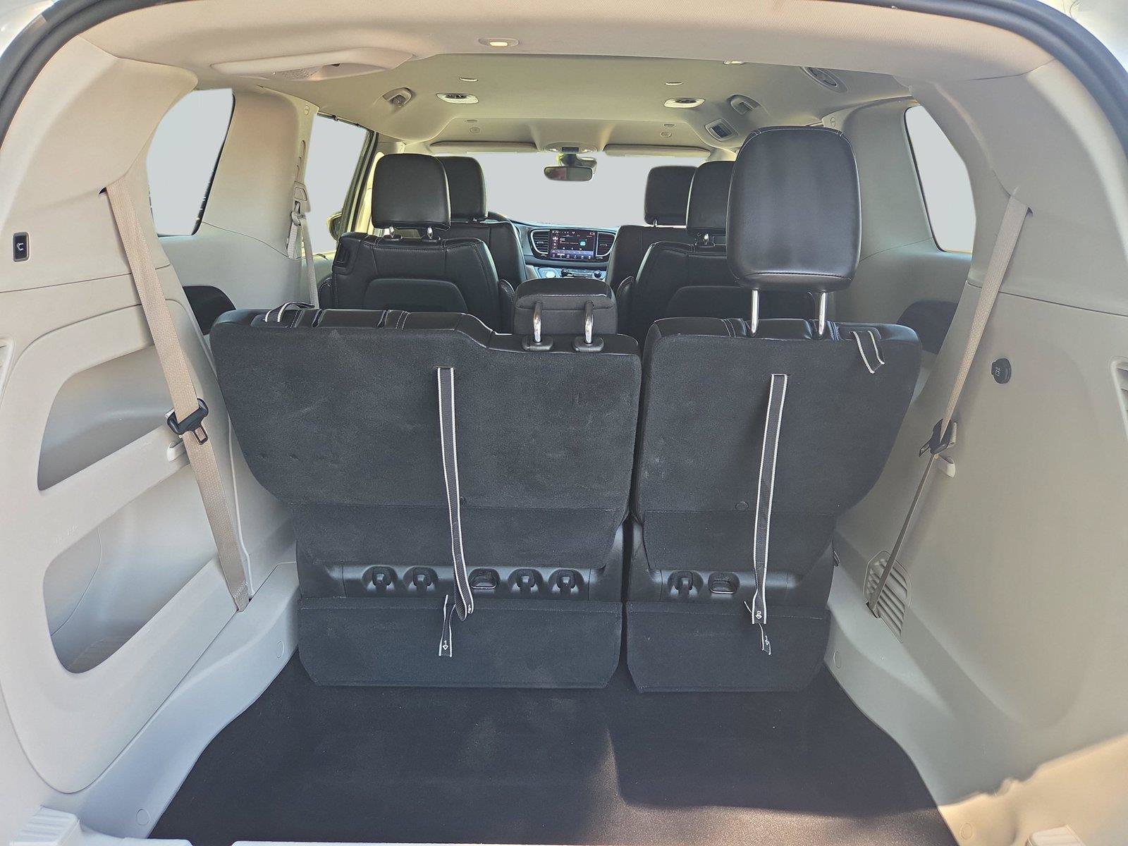 Used 2023 Chrysler Pacifica Touring-L FWD image 32