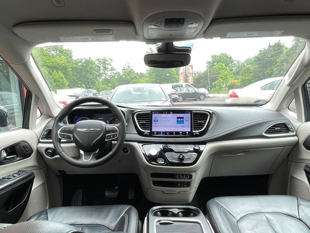 Used 2022 Chrysler Pacifica Touring-L FWD image 27
