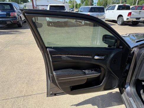 Used 2019 Chrysler 300 Limited AWD/4WD image 10