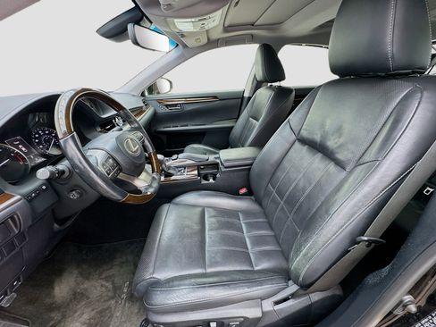 Used 2016 Lexus ES 350 w/ Ultra Luxury Package FWD image 13